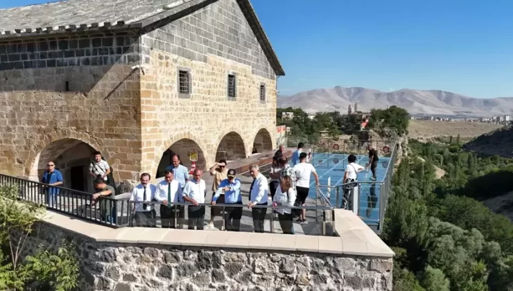 Vali Çelik, Yeşilburç Köyü’nde tarihi konakları inceledi