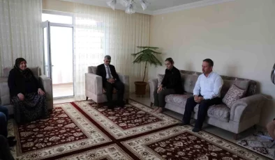 Niğde Valisi Cahit Çelik, Şehit Polis Memuru Murat Şengül’ün babasının vefatı nedeniyle taziye evine ziyarette bulundu