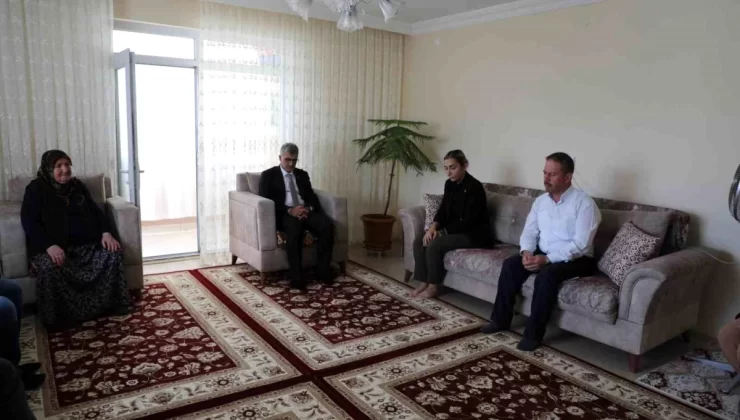 Niğde Valisi Cahit Çelik, Şehit Polis Memuru Murat Şengül’ün babasının vefatı nedeniyle taziye evine ziyarette bulundu